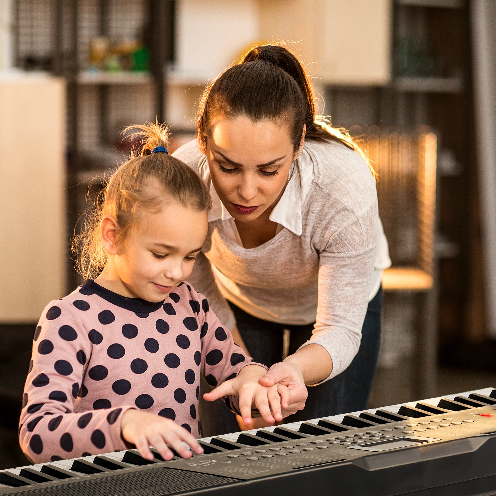 Ozici GEP-110 61 Key Keyboard with Piano Stand, Piano Bench, Built In Speakers, Headphone, Microphone, Music Rest, LED Screen, 3 Teaching Modes for Beginners